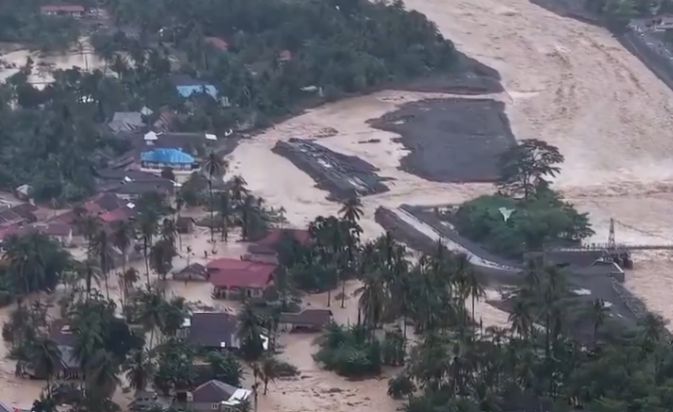 Banjir Terjang Padang: 498 Warga Terdampak dan 120 Rumah Terendam, Tim SAR Bergerak Evakuasi Korban