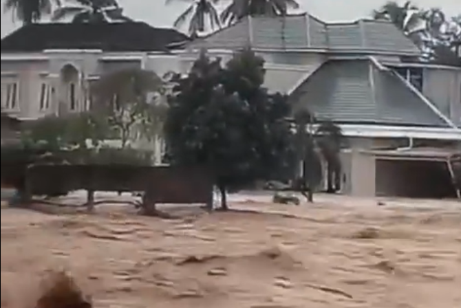 Banjir di Kota Padang. (Sumber: X/@sesiliaaakth)